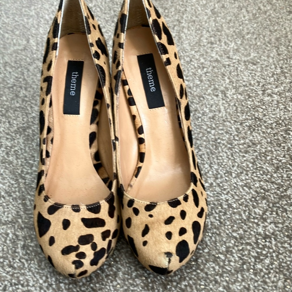 Theme Tan and Black High Heeled Pumps